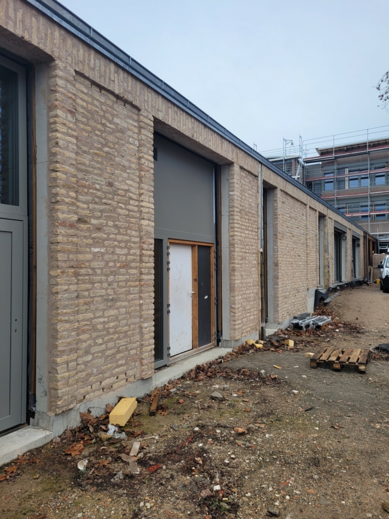 Façade du rez-de-chaussée du collège Agnès Acker Strasbourg en briques rescapées pour le mur semi-porteur (ép. 26cm)