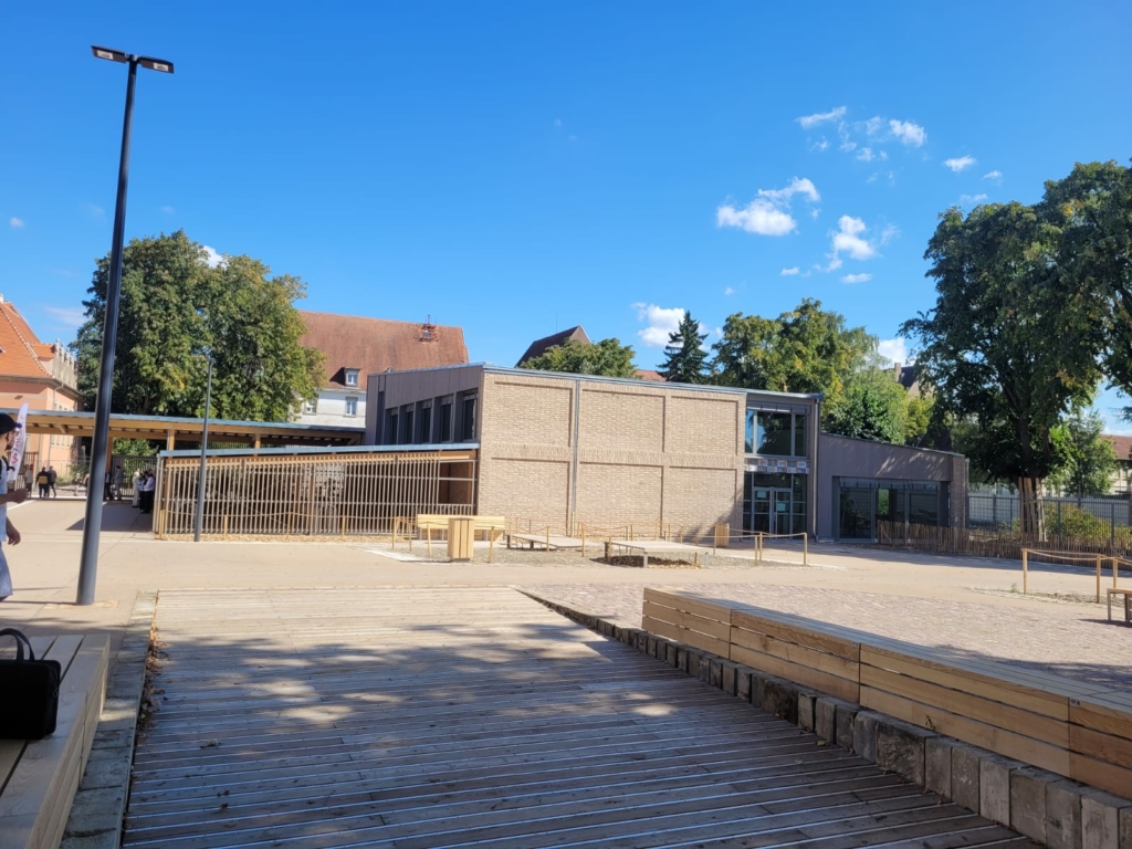 Réemploi de grès pour les soubassements et murets pour le nouveau collège Agnès Acker de Strasbourg