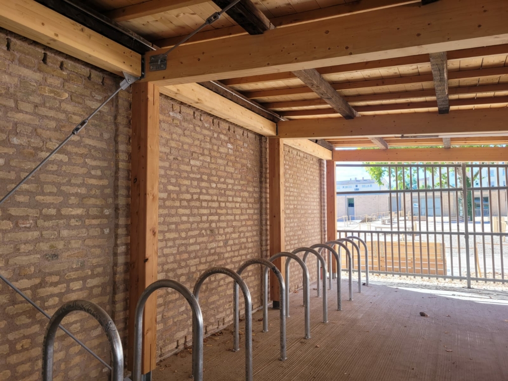 Réemploi briques et charpente pour la local à vélo du collège Agnès Acker de Strasbourg
