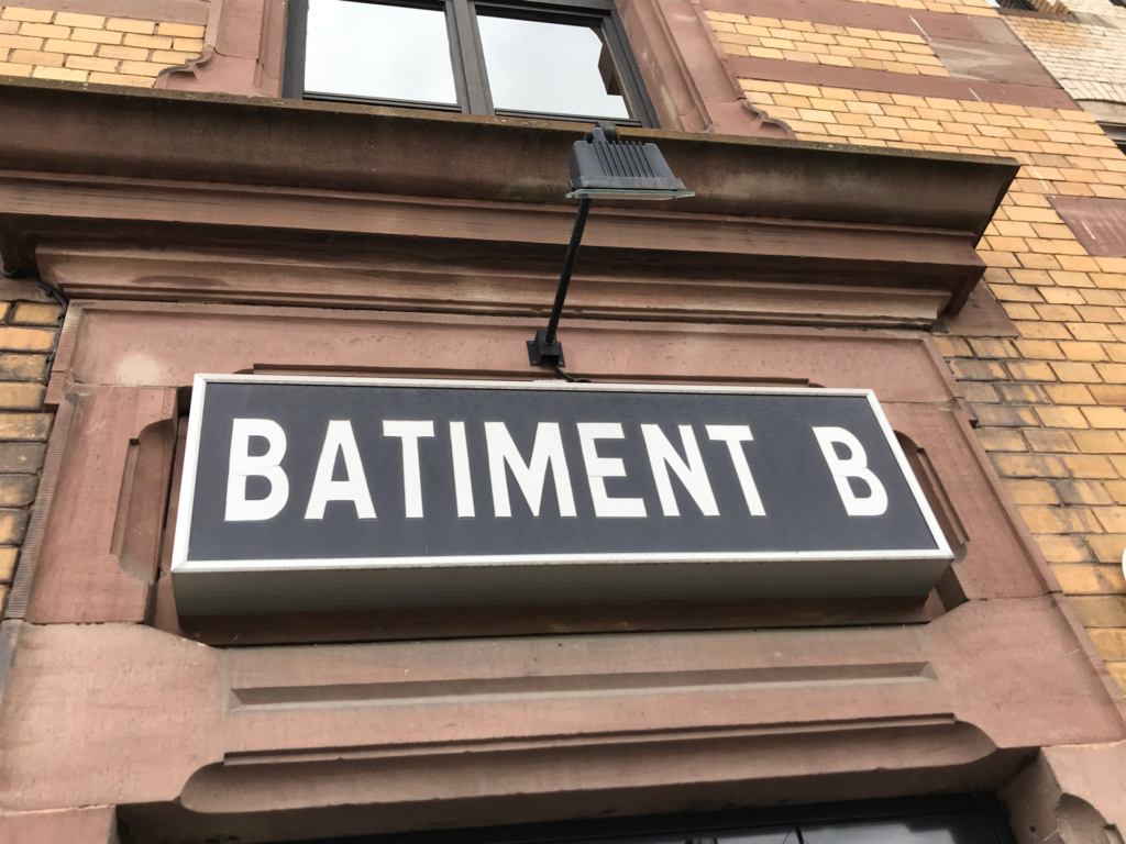 Réemploi ex-situ de panneaux signalétiques issus de la déconstruction de trois bâtiments de la Cité Administrative de Colmar (68)