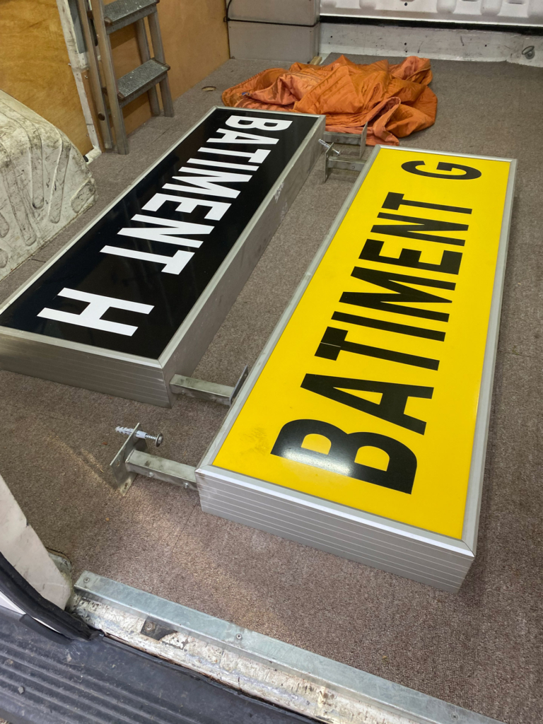 Réemploi ex-situ de signlétiques issus de la déconstruction de trois bâtiments de la Cité Administrative de Colmar (68)