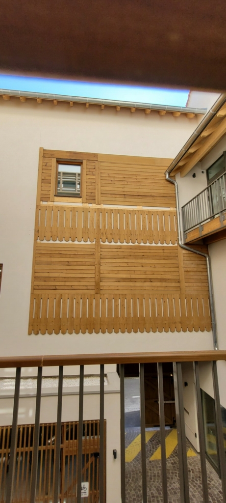 Réemploi de platelage sur la façade du nouveau siège du Crédit Agricole Alsace Vosges de Strasbourg
